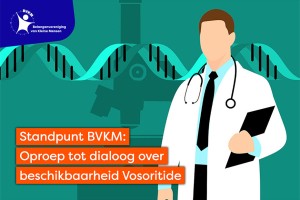 Illustratie van een arts met een medisch dossier, een DNA-streng en een microscoop. Tekst: ‘Standpunt BVKM: Oproep tot dialoog over beschikbaarheid Vosoritide’.