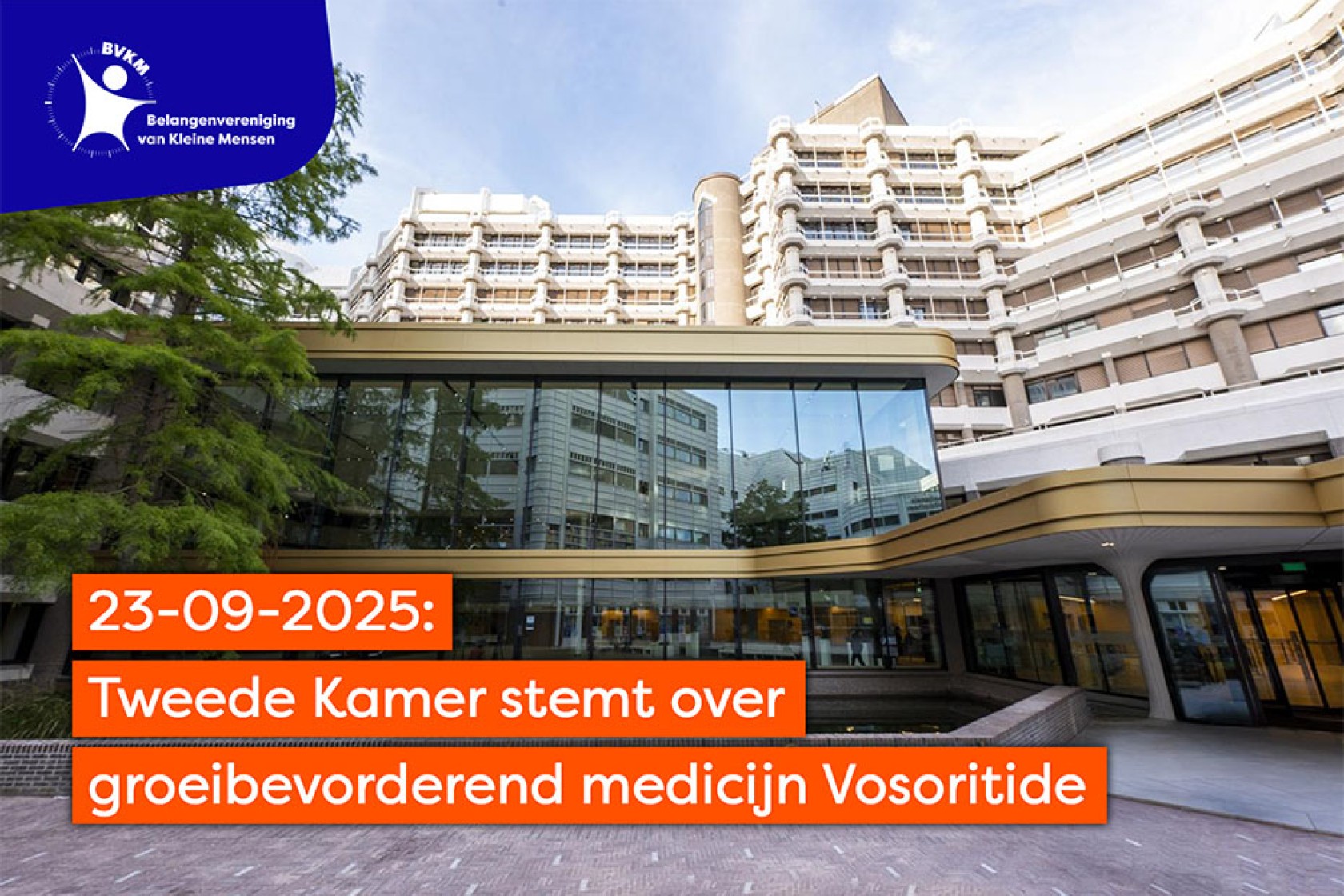 Gebouw van de Tweede Kamer der Staten-Generaal. Tekst: ‘23-09-2025: Tweede Kamer stemt over groeibevorderend medicijn Vosoritide’.