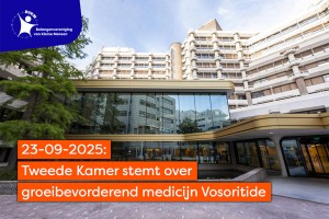 Gebouw van de Tweede Kamer der Staten-Generaal. Tekst: ‘23-09-2025: Tweede Kamer stemt over groeibevorderend medicijn Vosoritide’.