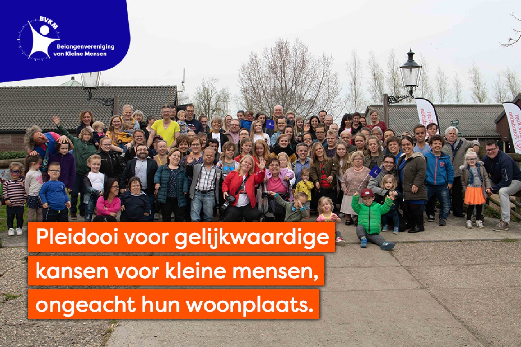 Groepsfoto van volwassenen en kinderen tijdens een bijeenkomst in de buitenlucht. Tekst: ‘Pleidooi voor gelijkwaardige kansen voor kleine mensen, ongeacht hun woonplaats’.