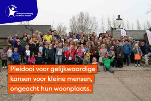 Groepsfoto van volwassenen en kinderen tijdens een bijeenkomst in de buitenlucht. Tekst: ‘Pleidooi voor gelijkwaardige kansen voor kleine mensen, ongeacht hun woonplaats’.