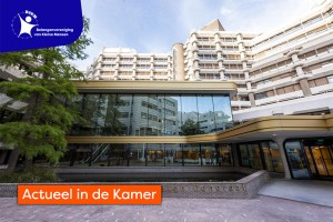 Gebouw van de Tweede Kamer der Staten-Generaal, met het opschrift ‘Actueel in de Kamer’.