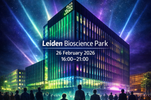 Poster voor Rare Disease Day op 26 februari 2026 bij Plus Ultra in Leiden. De bijeenkomst brengt patiëntenorganisaties, beleidsmakers, zorgprofessionals, onderzoekers en partners samen om de zichtbaarheid en samenwerking rond zeldzame aandoeningen te versterken.